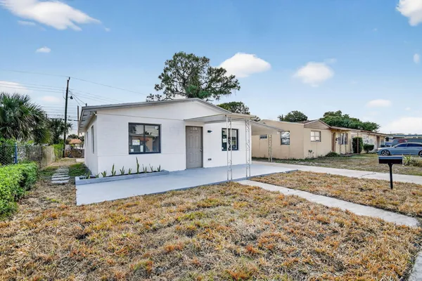 $2,500 | 917 West 2nd Street, Riviera Beach, FL 33404