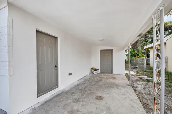 $2,500 | 917 West 2nd Street, Riviera Beach, FL 33404