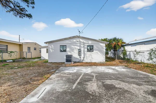 $2,500 | 917 West 2nd Street, Riviera Beach, FL 33404