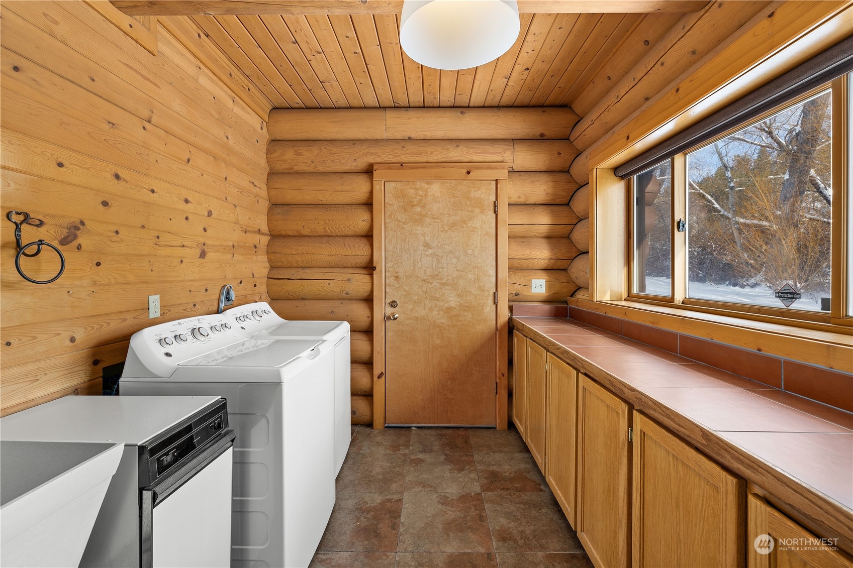 3435 Teanaway Road Cle Elum, WA 98922 - Photo 21 of 33 a bathroom with a sink and a washing machine