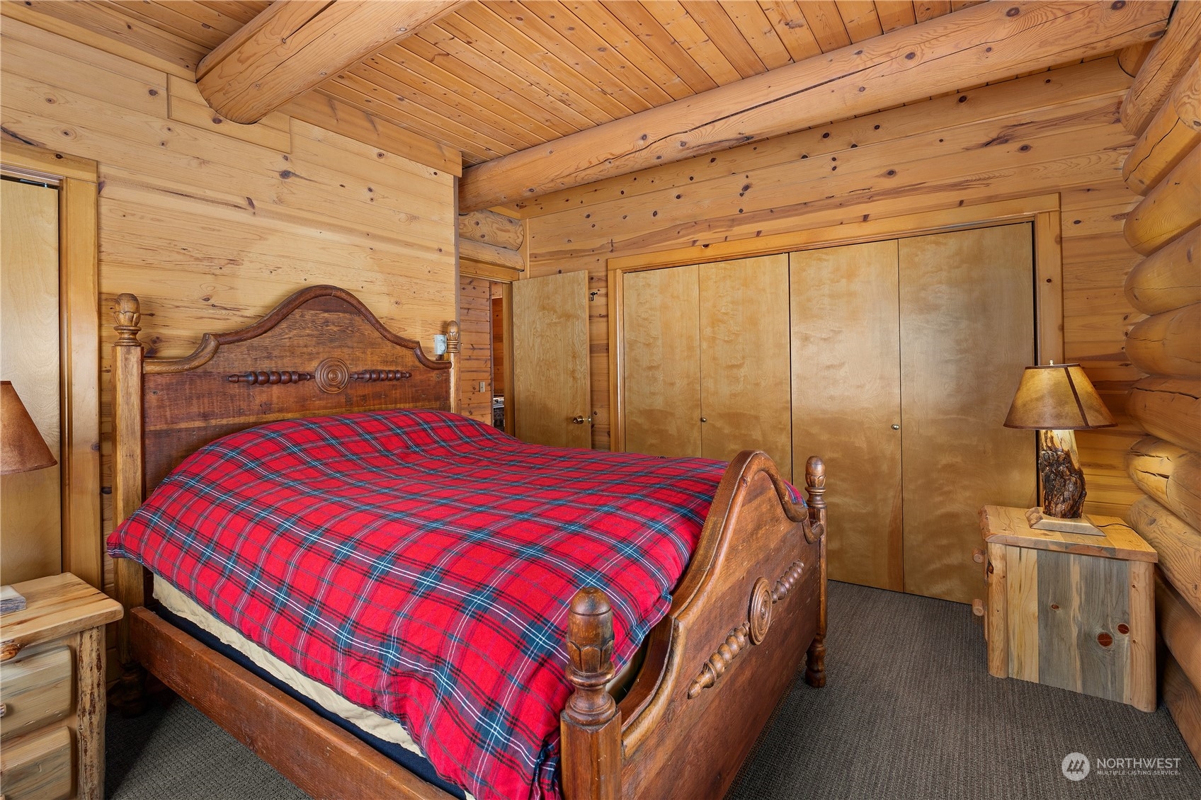 3435 Teanaway Road Cle Elum, WA 98922 - Photo 25 of 33 a bedroom with a bed and a mirror