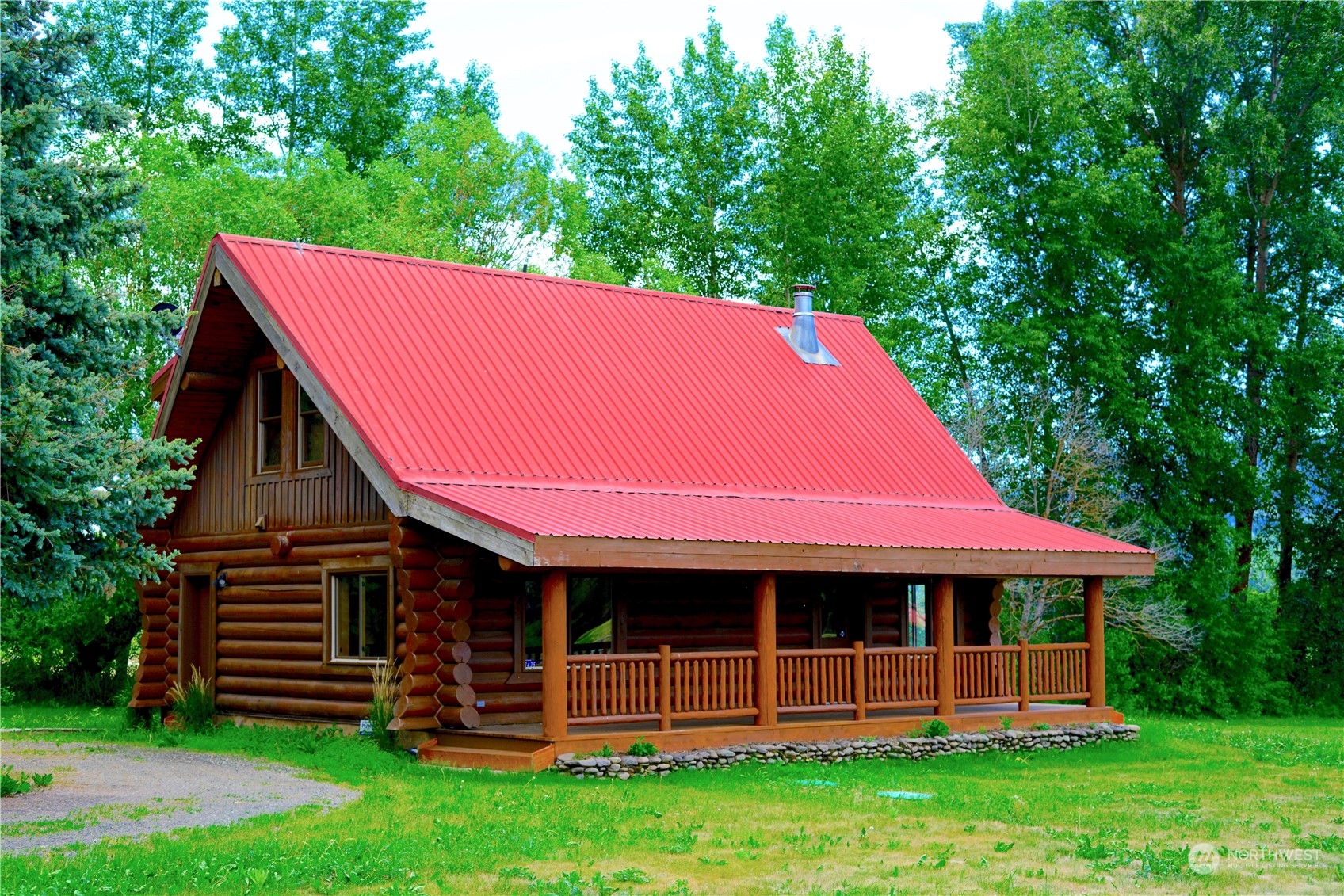 3435 Teanaway Road Cle Elum, WA 98922 - Photo 4 of 33 a front view of a house with a garden