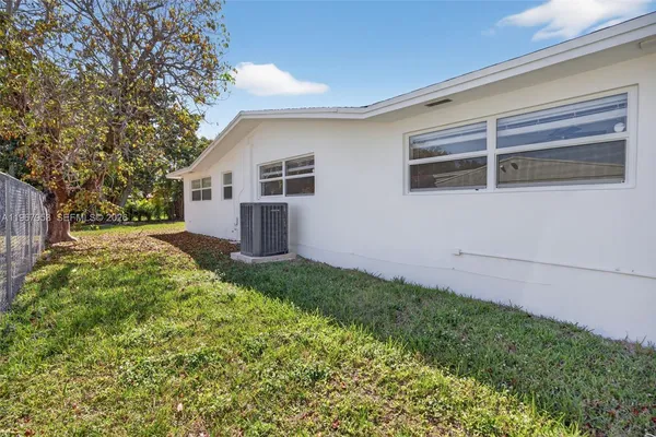 a view of a backyard