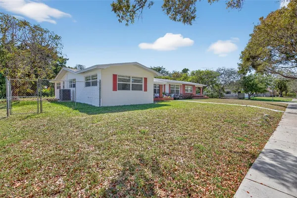 a view of a house with a yard
