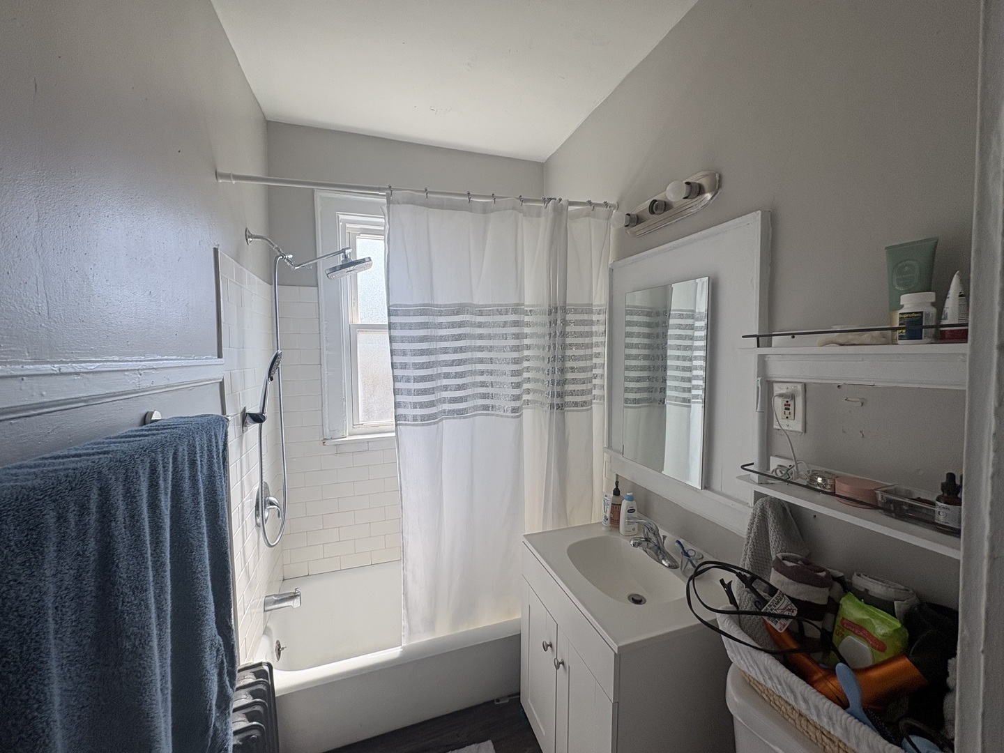 1529 Greenleaf Street Evanston, IL 60202 - Photo 8 of 15 a bathroom with a sink and a bathtub