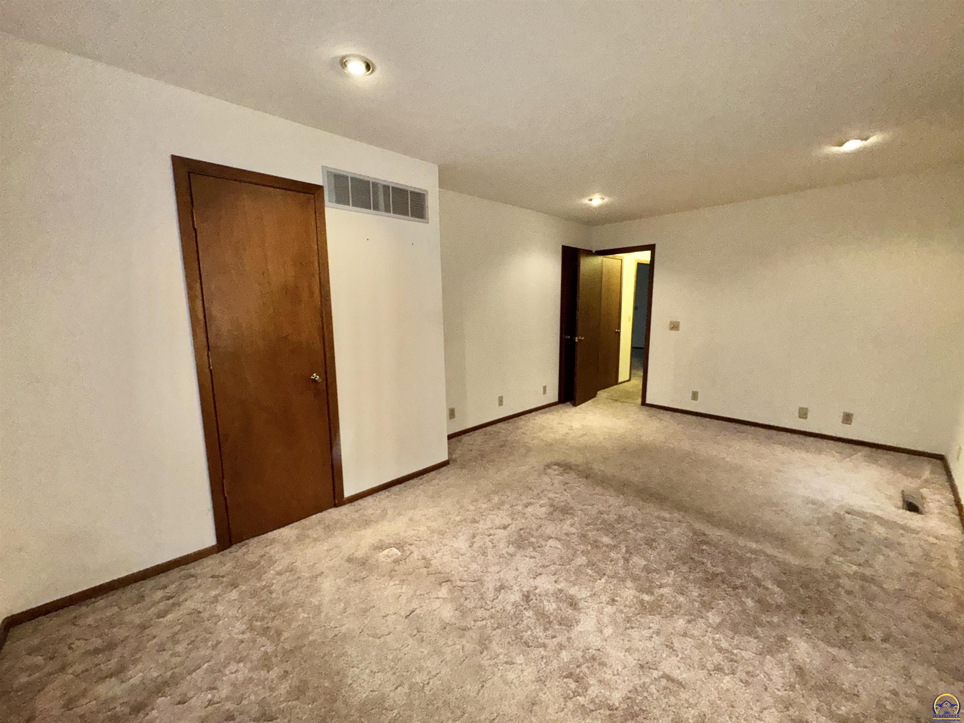 1038 Southwest Randolph Avenue Topeka, KS 66604 - Photo 12 of 25