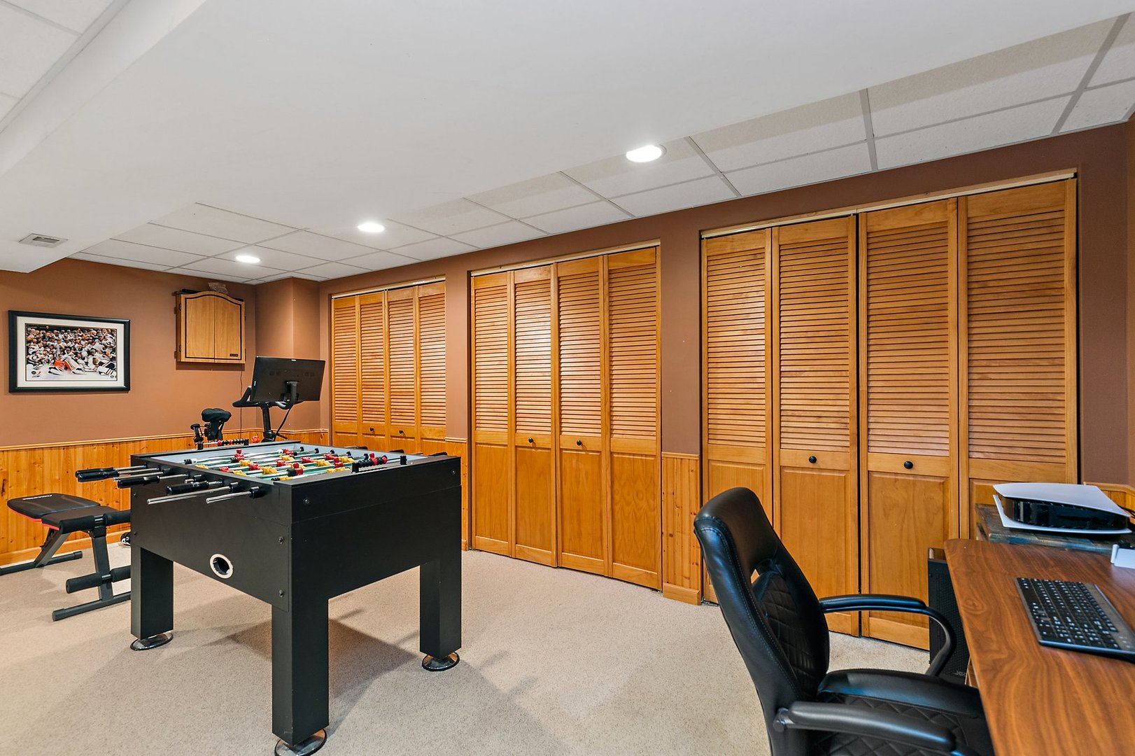 1010 Wakefield Drive Elgin, IL 60120 - Photo 22 of 32 a workspace with furniture and a window