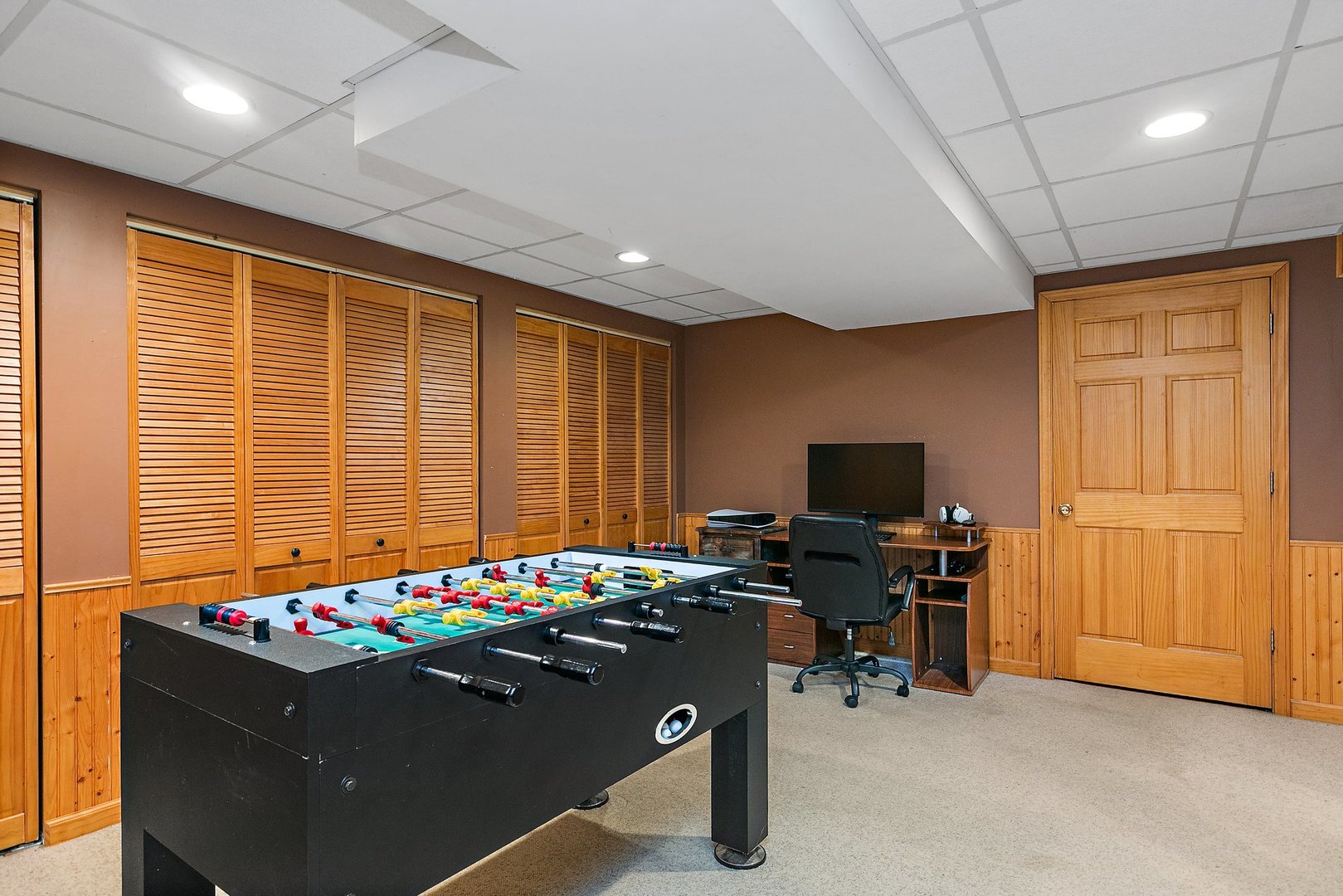 1010 Wakefield Drive Elgin, IL 60120 - Photo 24 of 32 a view of a livingroom with workspace