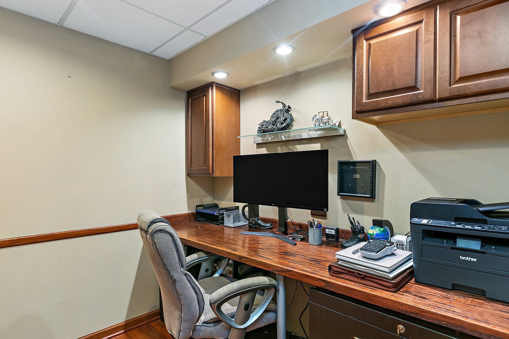 1010 Wakefield Drive Elgin, IL 60120 - Photo 25 of 32 a workspace with furniture and wooden floor