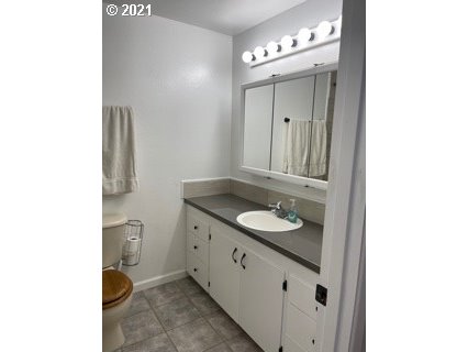 2559 Ridgeway Drive Reedsport, OR 97467 - Photo 12 of 30 Bathroom