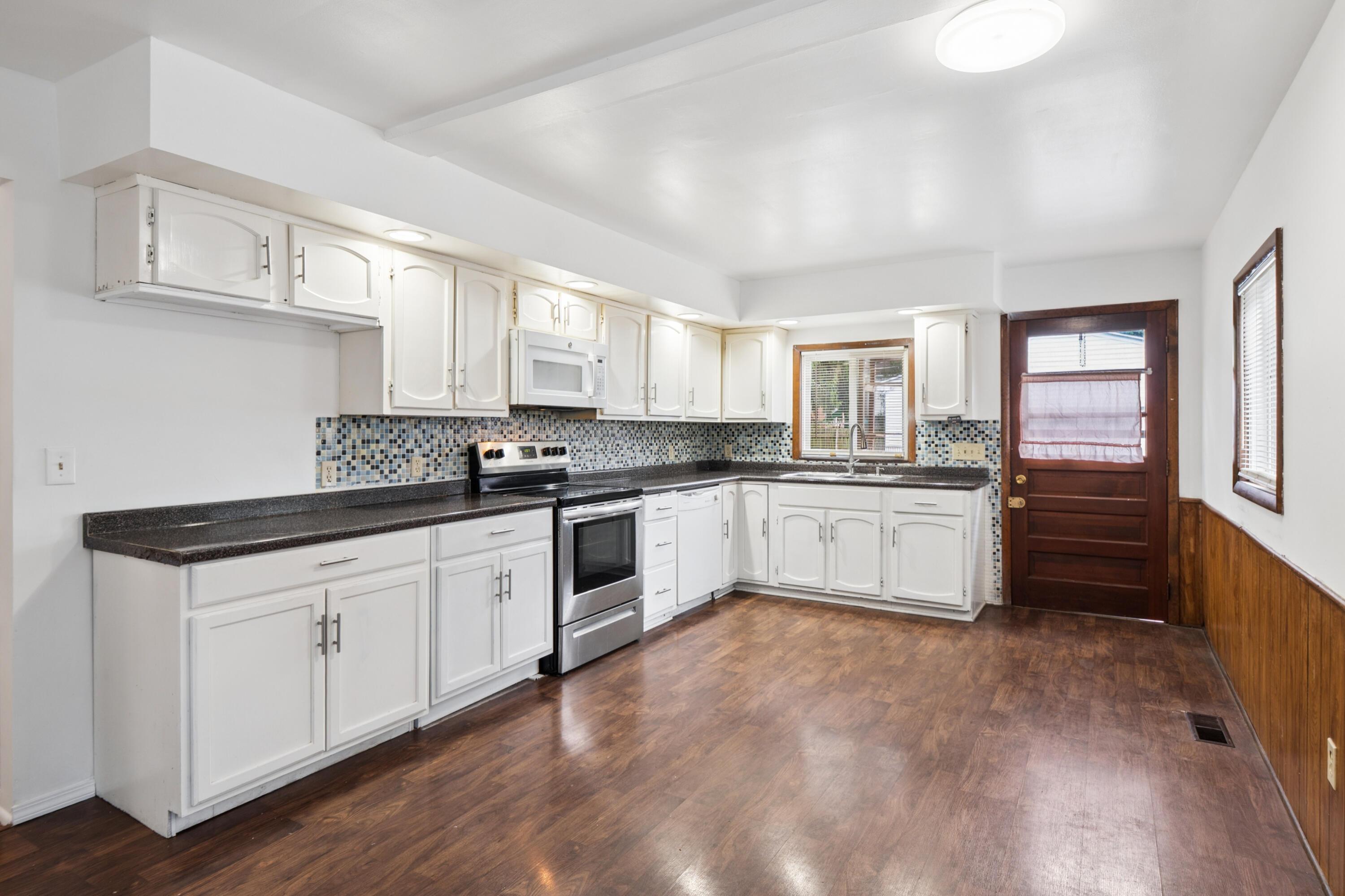 2802 Wildwood Road Columbus, OH 43231 - Photo 13 of 35 Kitchen