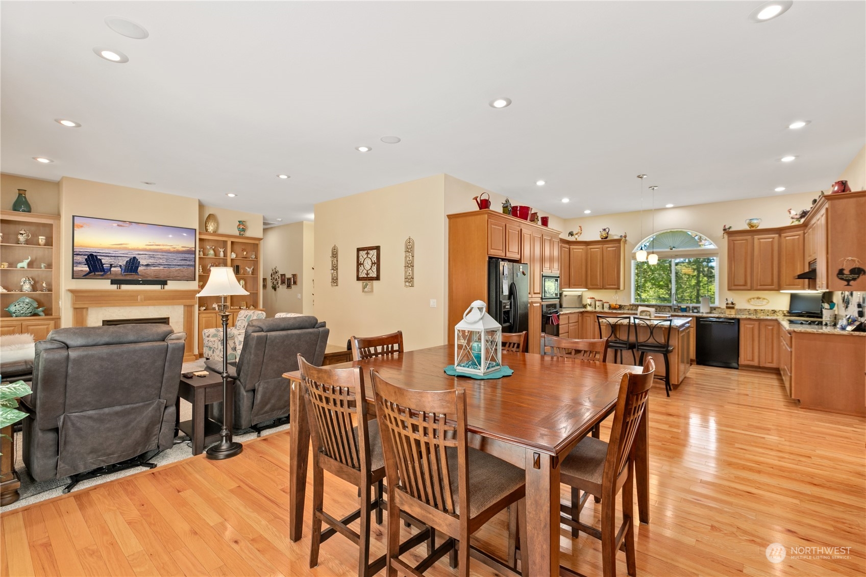 6605 Stringtown Road East Eatonville, WA 98328 - Photo 10 of 40 a view of a dining area with furniture