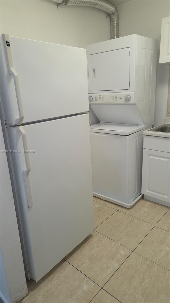 502-504 Phippen Waiters Road, Unit 3 Dania Beach, FL 33004 - Photo 7 of 17 a utility room with dryer and washer