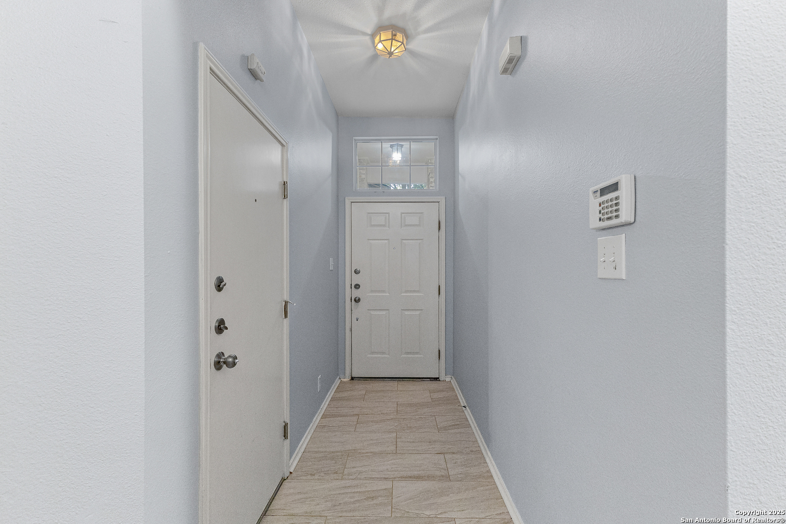 8522 Sonora Pass Helotes, TX 78023 - Photo 4 of 27 a view of a hallway with closet