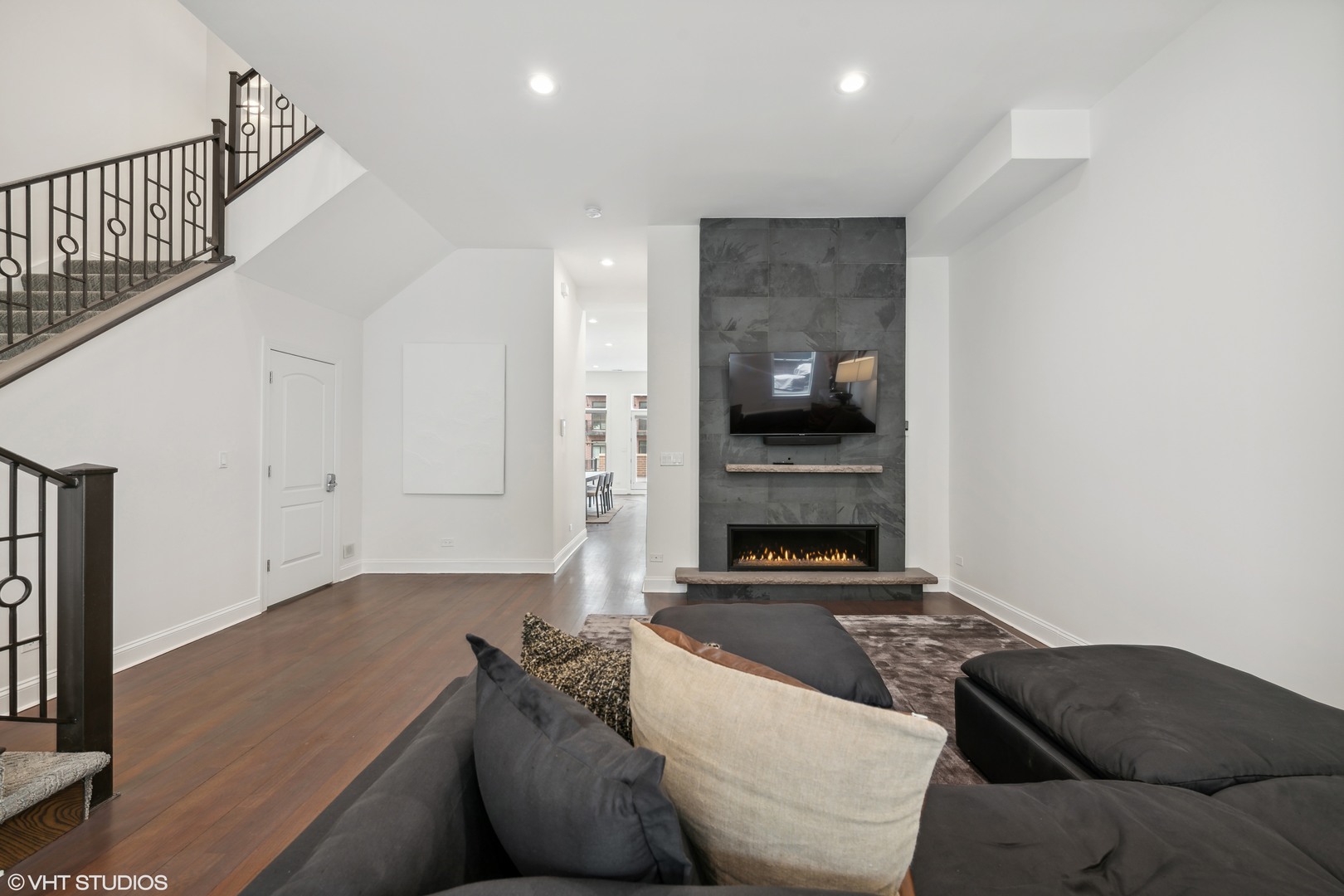 215 North Green Street, Unit 2 Chicago, IL 60607 - Photo 4 of 11 a living room with furniture and kitchen view