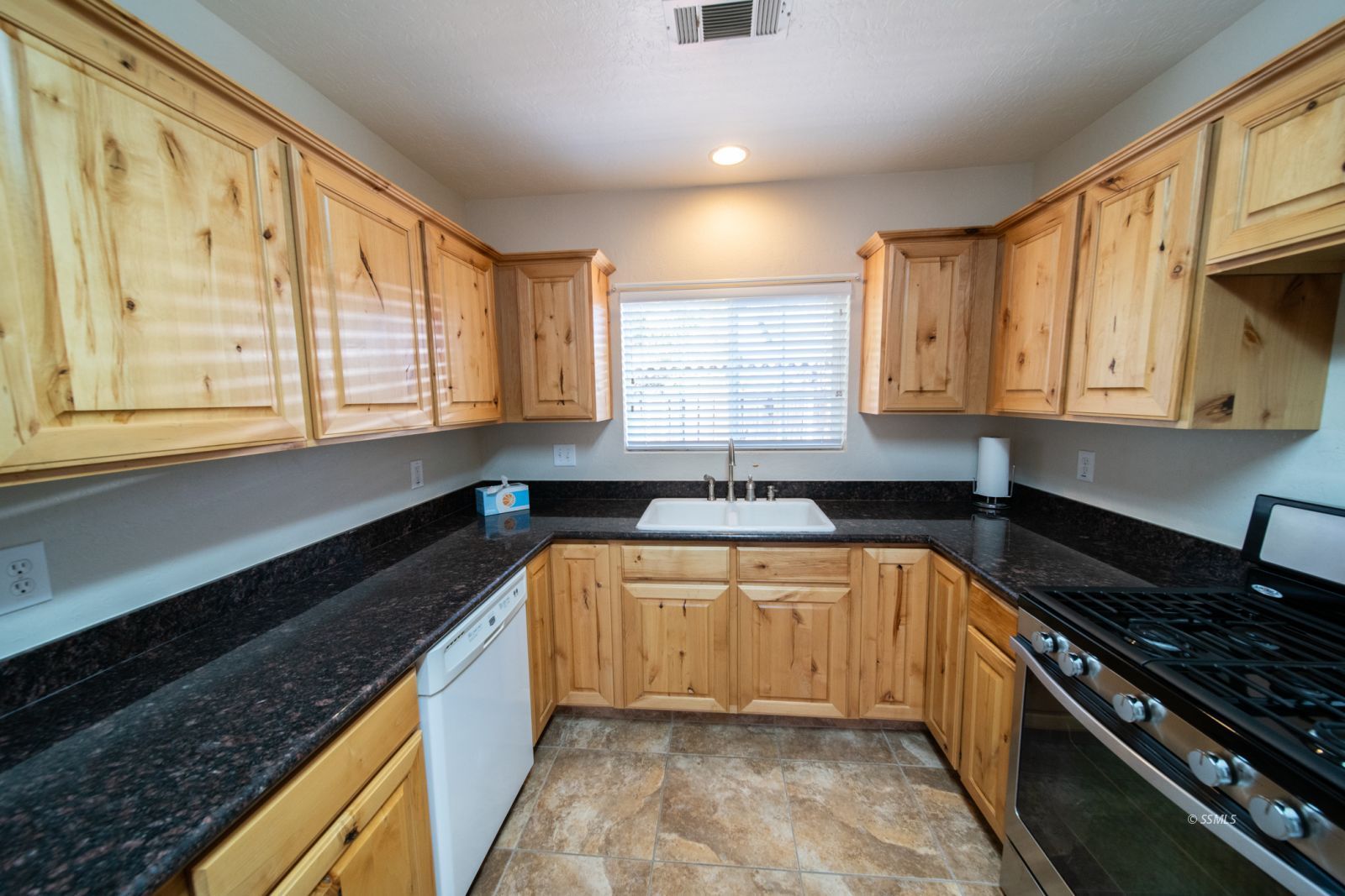 1144 West Willow Avenue Ridgecrest, CA 93555 - Photo 9 of 33 Gallery Image 9