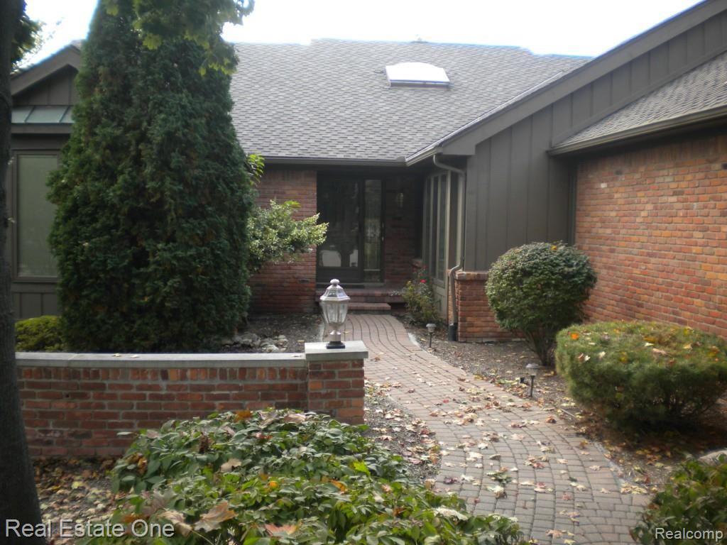 36615 Valley Ridge Drive Farmington, MI 48331 - Photo 5 of 51 Nice private entry thru front door via custom paver walk