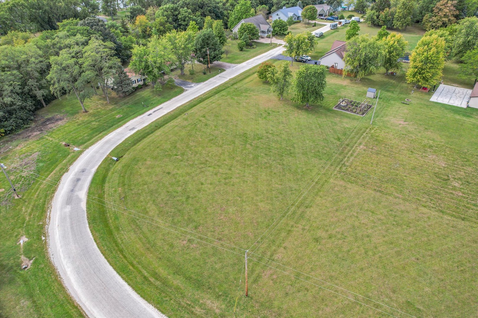 132 Comanche Trail Loda, IL 60948 - Photo 6 of 14 a view of a swimming pool with a yard
