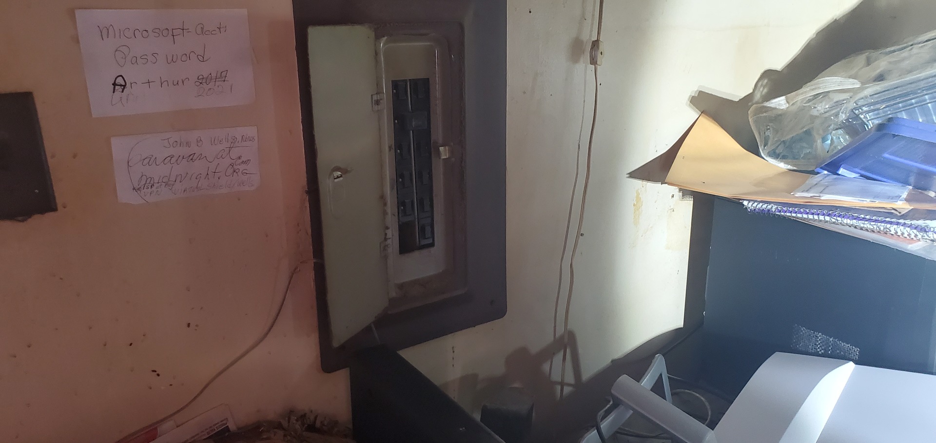 2947 South Farrell Street Chicago, IL 60608 - Photo 4 of 18 a view of a hallway with workspace