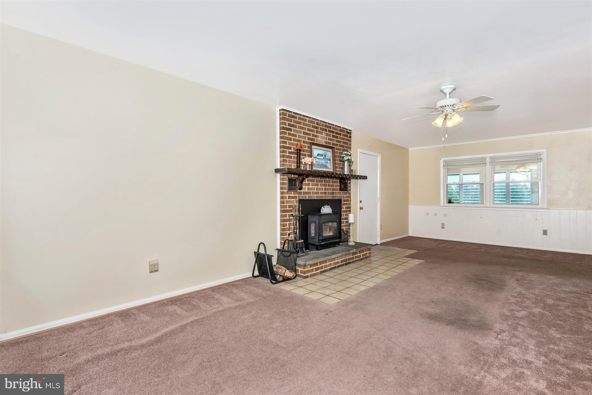 24409 Hanson Road Gaithersburg, MD 20882 - Photo 10 of 30 Family Room Off Kitchen