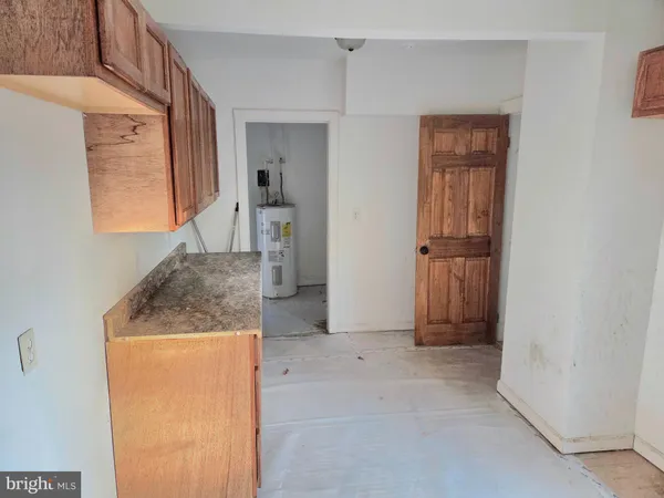 an empty room with fan and windows