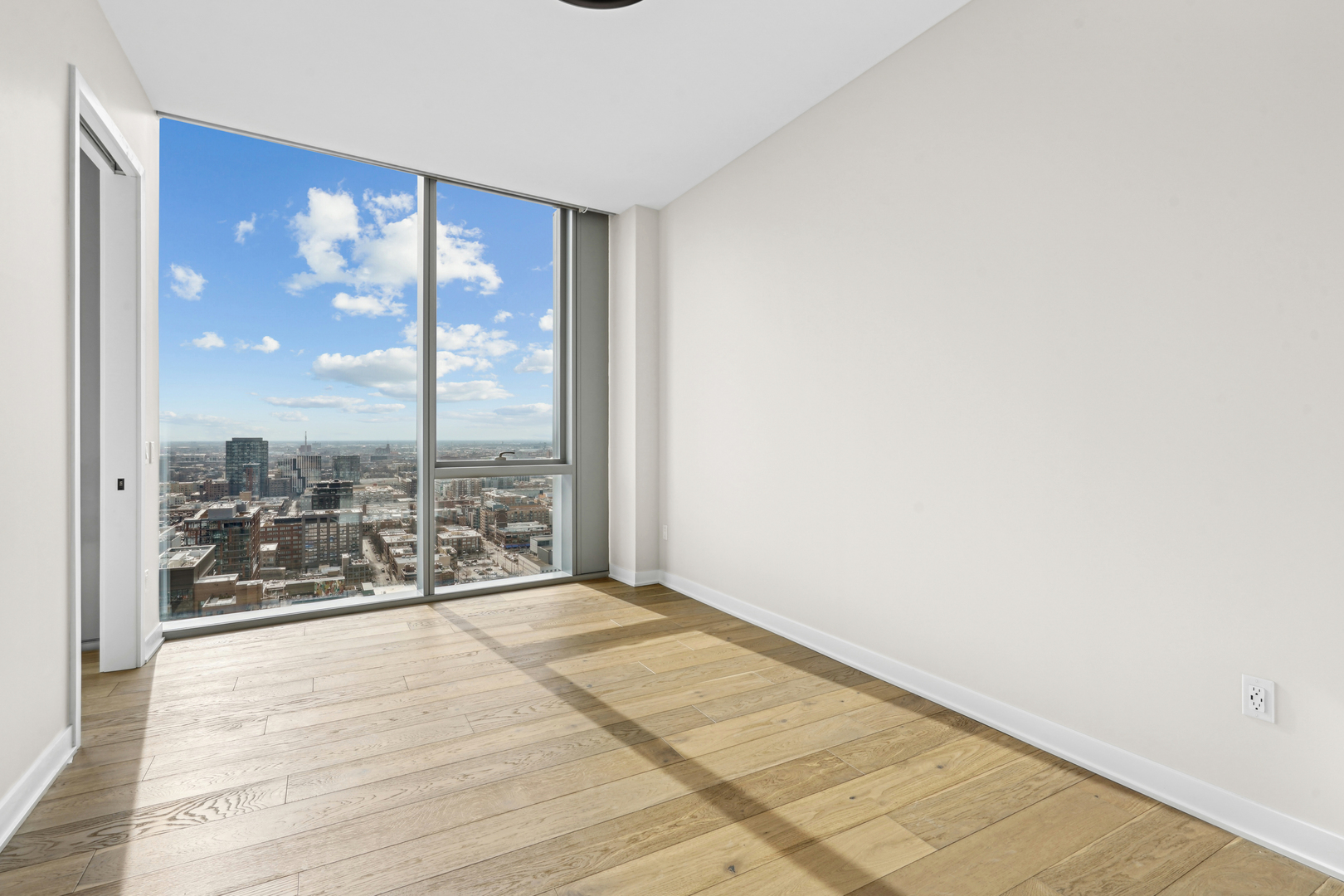 1114 West Carroll Avenue, Unit 3203 Chicago, IL 60607 - Photo 16 of 36 a view of an empty room and window