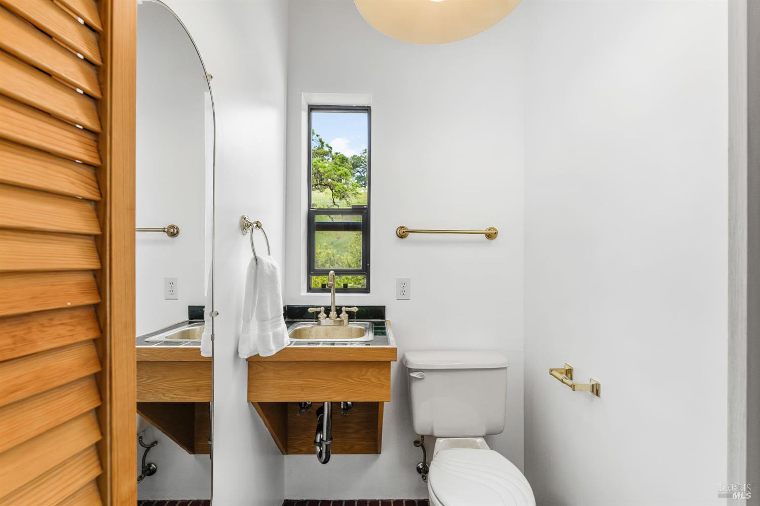 4610 Feliz Creek Road Hopland, CA 95449 - Photo 23 of 49 Convenient half bath.