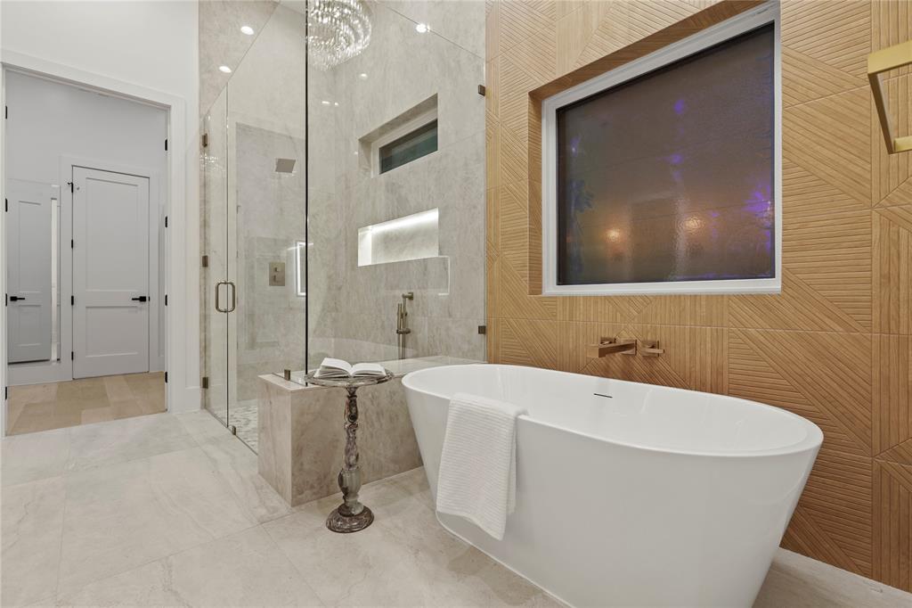 8623 San Fernando Way Dallas, TX 75218 - Photo 25 of 40 a bathroom with a tub a sink and mirror