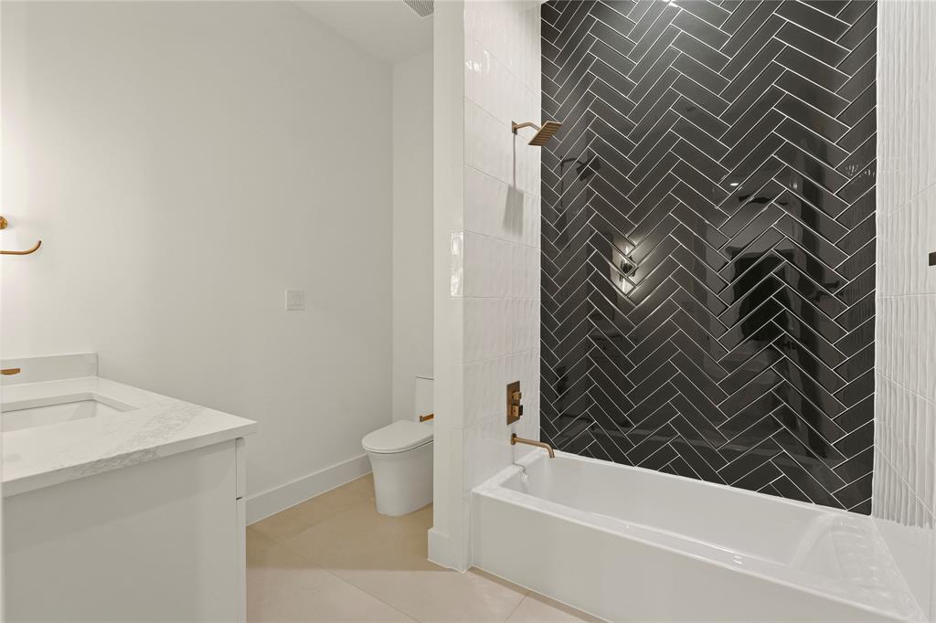 8623 San Fernando Way Dallas, TX 75218 - Photo 32 of 40 a bathroom with a toilet and a bathtub