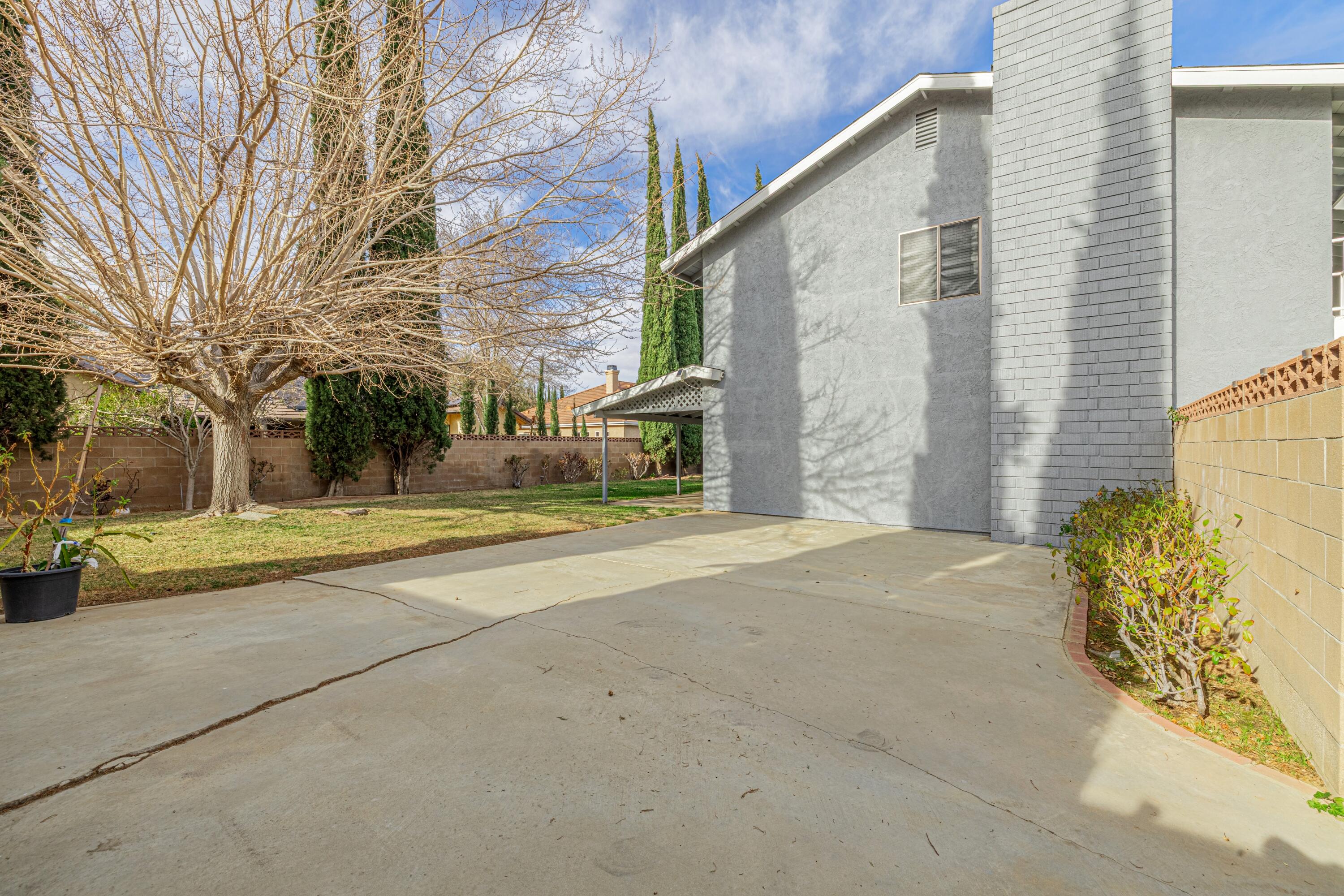 431 Fantasy Street Palmdale, CA 93551 - Photo 19 of 24 a view of a building with a street