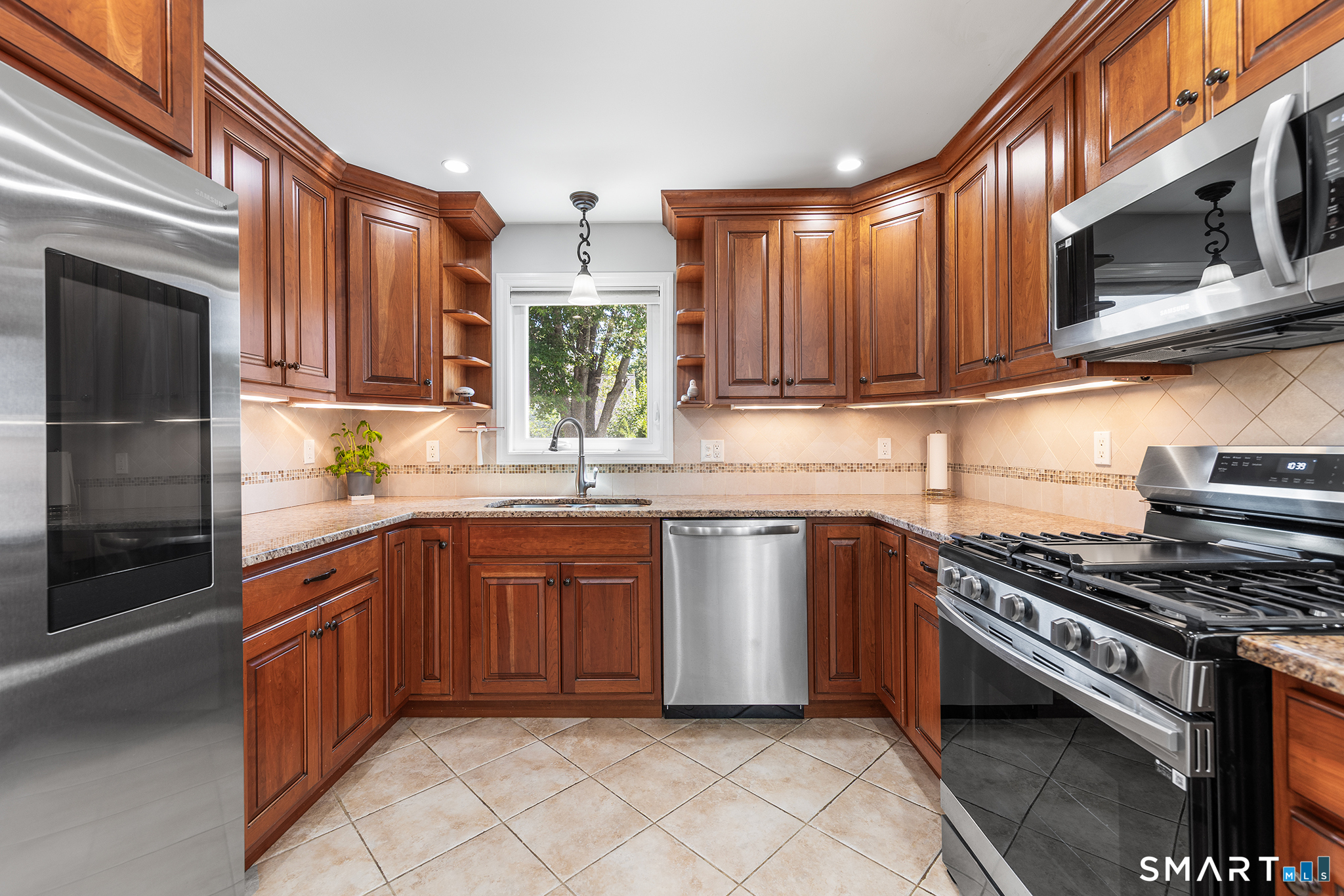 1710 Stratfield Road Fairfield, CT 06825 - Photo 6 of 40