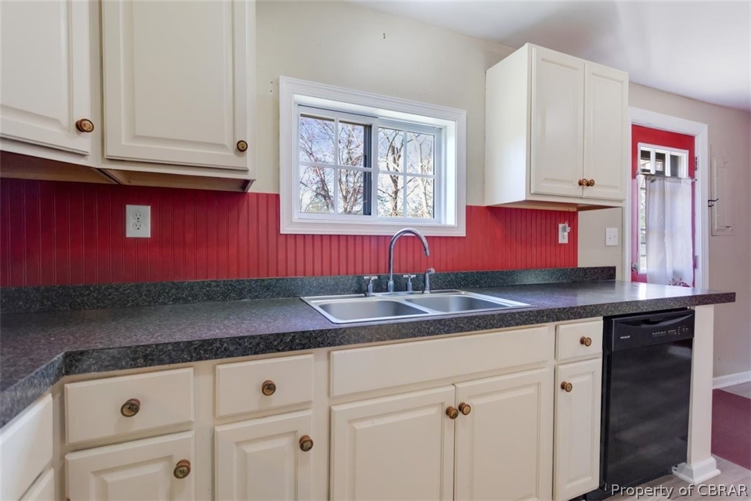 1665 Kates Neck Road Locust Hill, VA 23092 - Photo 18 of 39