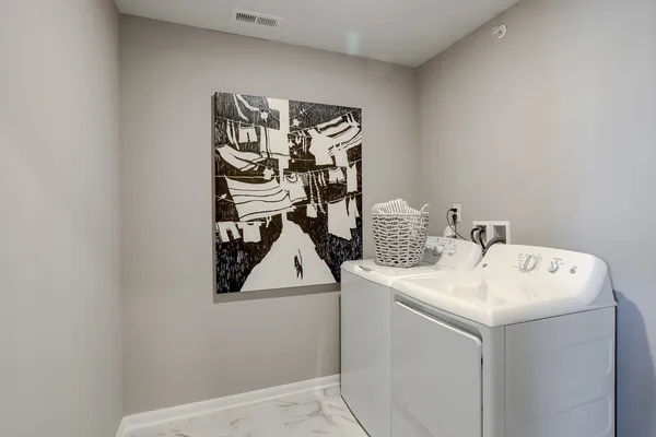 $389,990 | 402 Comstock Road, South Elgin, IL 60177
