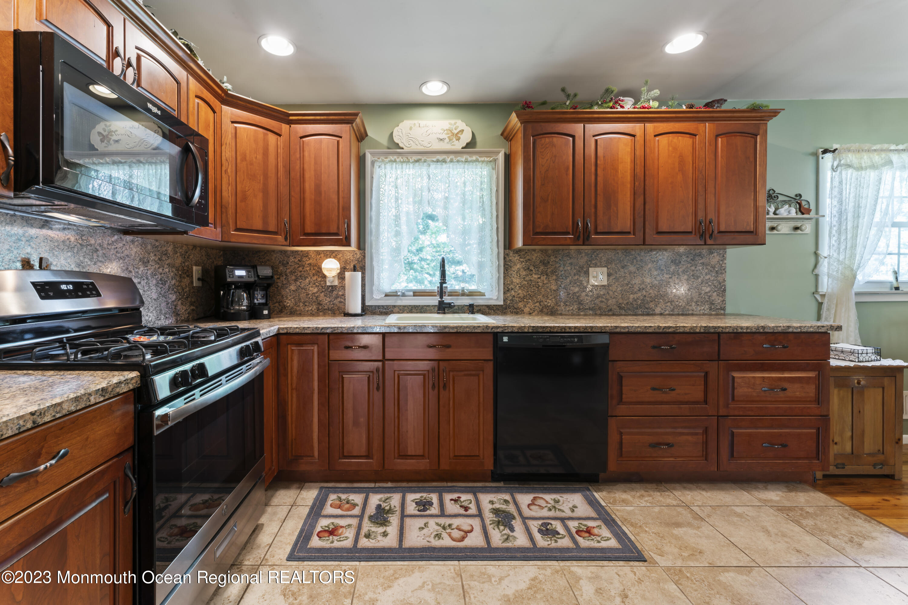 23 Holiday Road Manalapan, NJ 07726 - Photo 11 of 32 Hommati.com-23_Holiday_Rd_NJ-06-01-2023-