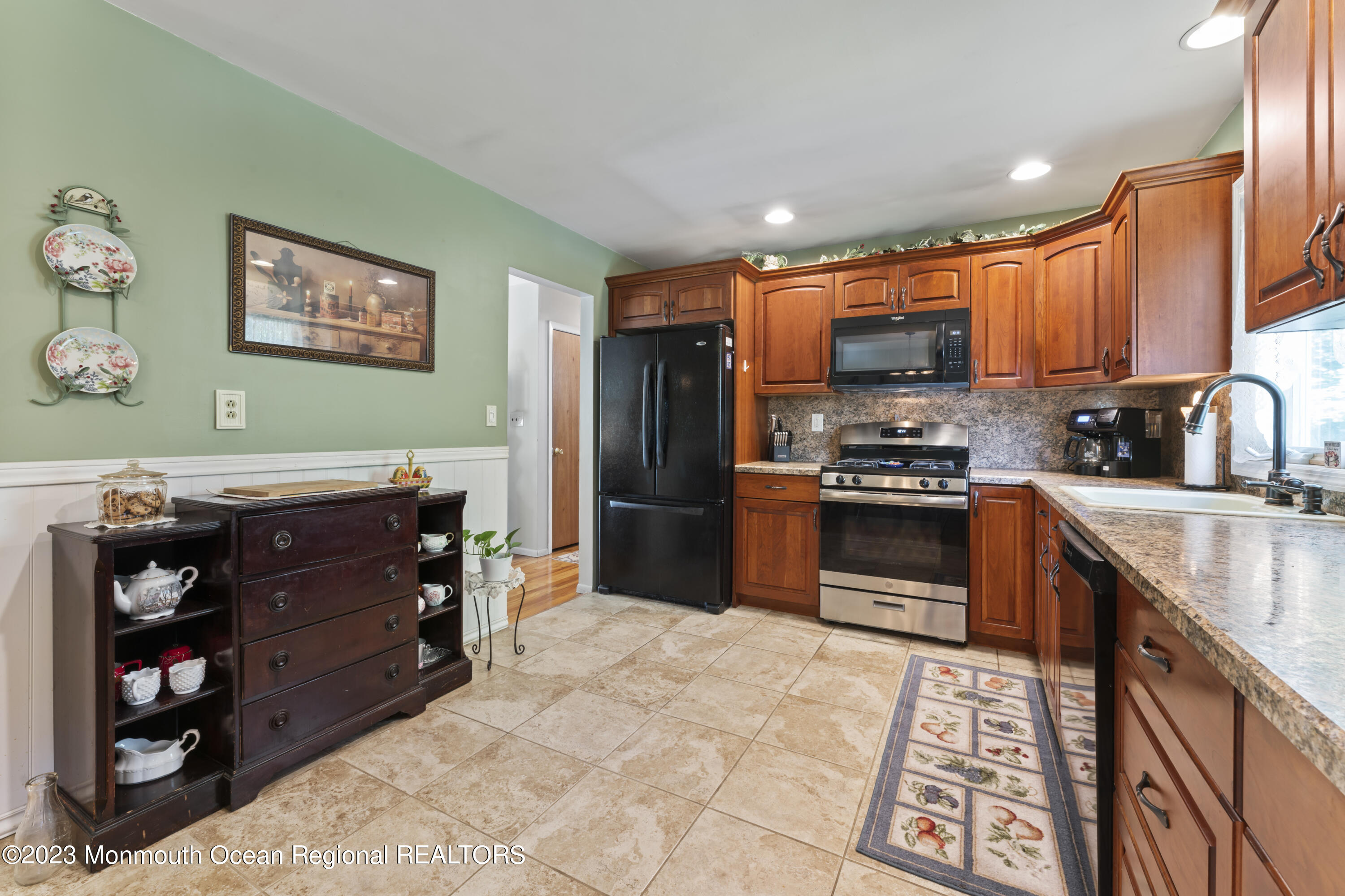 23 Holiday Road Manalapan, NJ 07726 - Photo 12 of 32 Hommati.com-23_Holiday_Rd_NJ-06-01-2023-