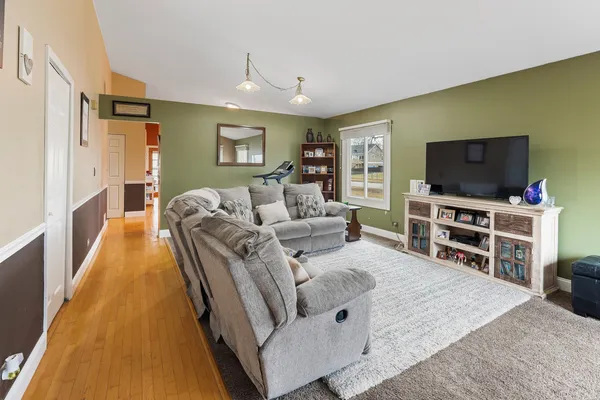 $350,000 | 1975 Eastman Lane, Hanover Park, IL 60133