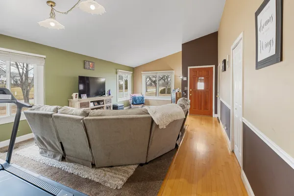 $350,000 | 1975 Eastman Lane, Hanover Park, IL 60133
