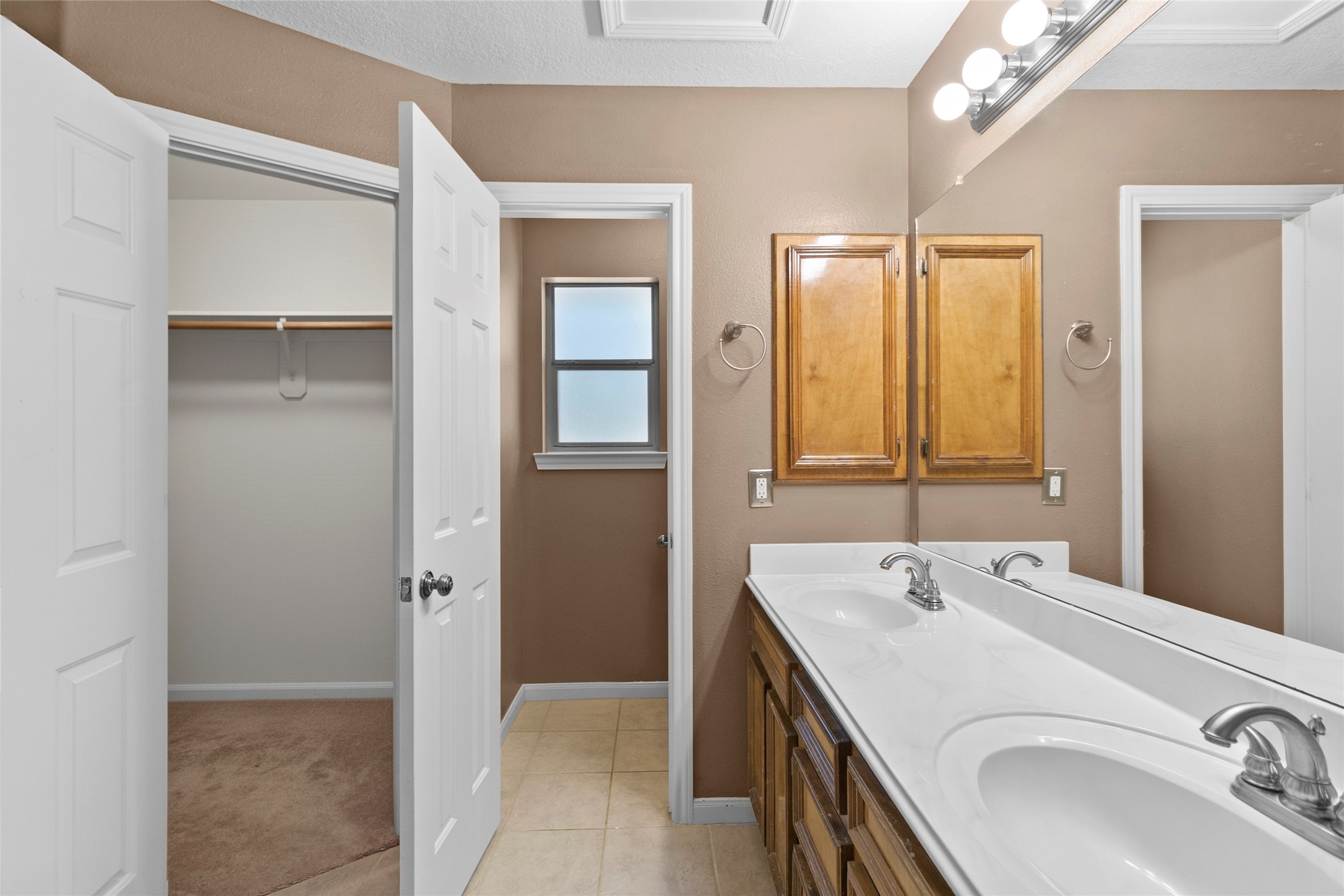 11270 Summit Drive Conroe, TX 77303 - Photo 17 of 35 a bathroom with a sink and a mirror