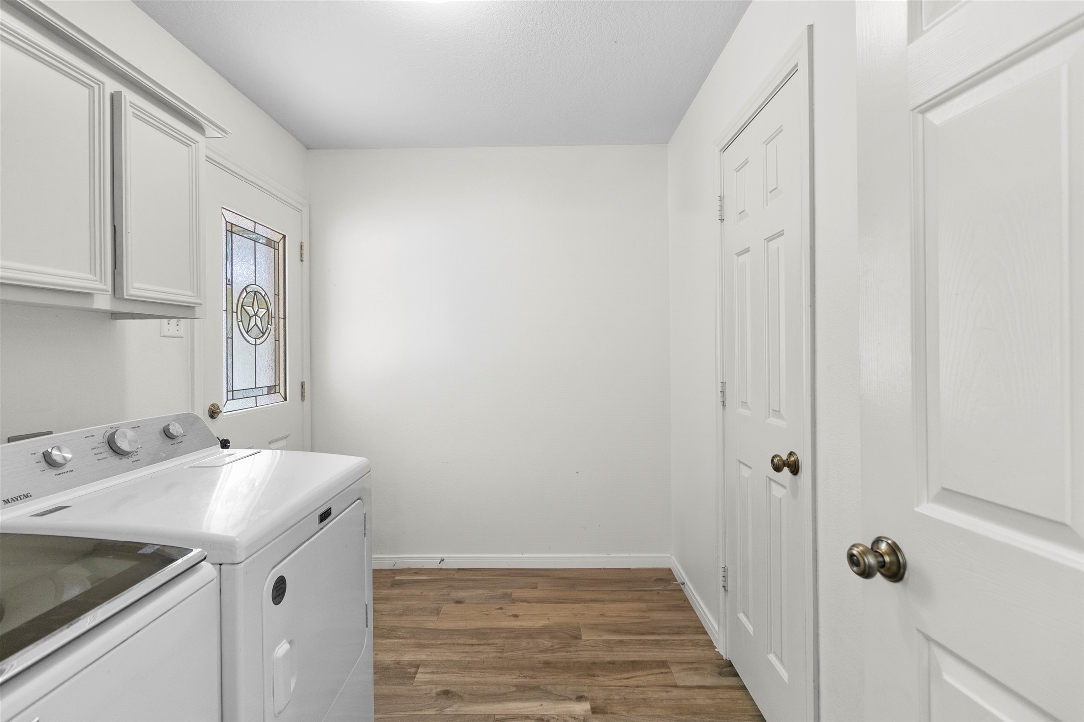 11270 Summit Drive Conroe, TX 77303 - Photo 21 of 35 a bathroom with a sink and mirror