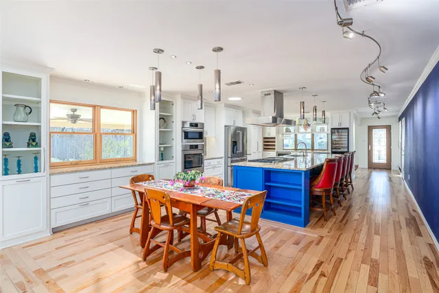 a view of empty room with window