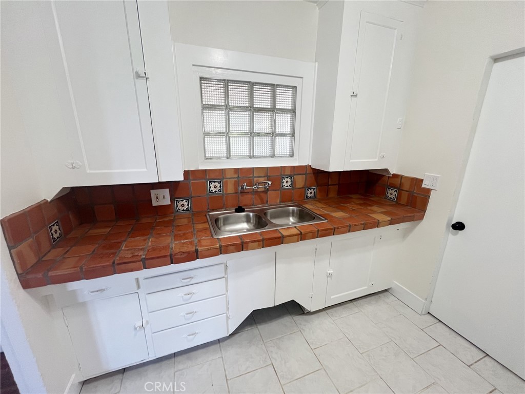 33910 Orilla Road, Unit 7 Dana Point, CA 92629 - Photo 14 of 50 a view of cabinets and window
