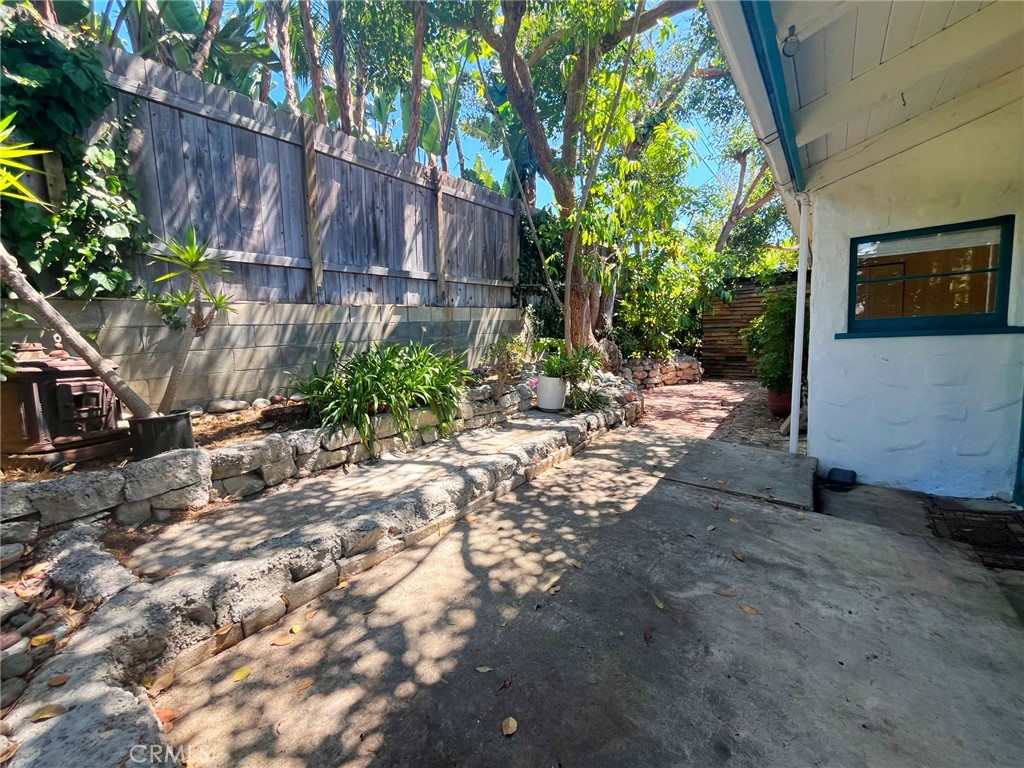 33910 Orilla Road, Unit 7 Dana Point, CA 92629 - Photo 30 of 50 a backyard of a house with lots of green space