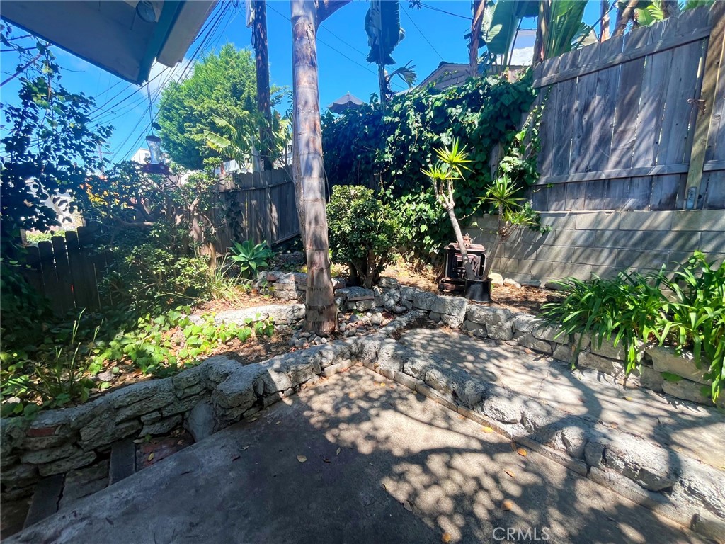 33910 Orilla Road, Unit 7 Dana Point, CA 92629 - Photo 32 of 50 a backyard of a house with lots of green space