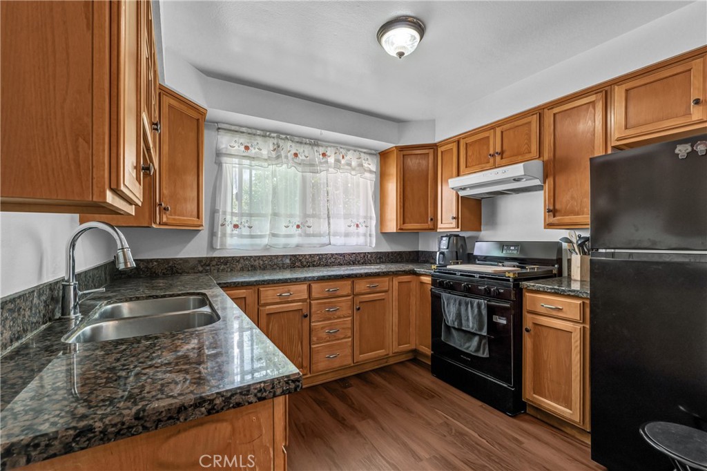 30 Camelback Avenue South Carson, CA 90745 - Photo 11 of 29