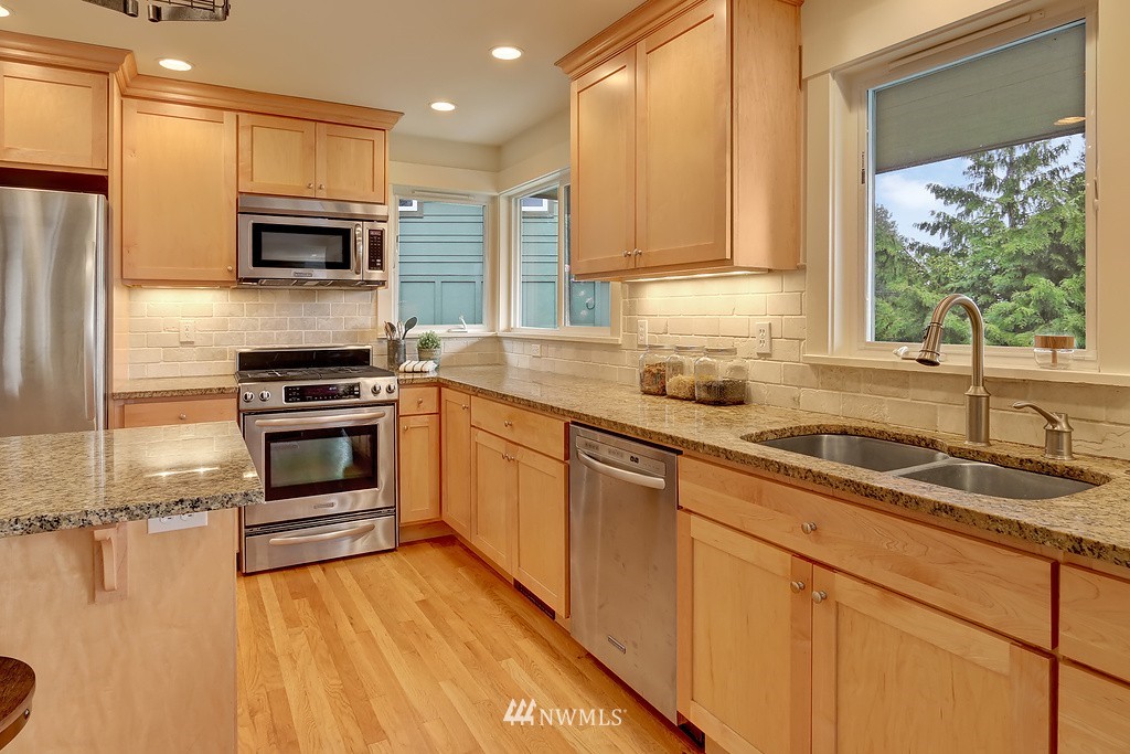 4322 Southwest Roxbury Street Seattle, WA 98136 - Photo 7 of 25 Gallery Image 7