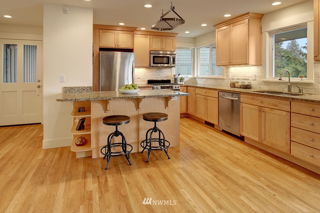 4322 Southwest Roxbury Street Seattle, WA 98136 - Photo 8 of 25 Gallery Image 8