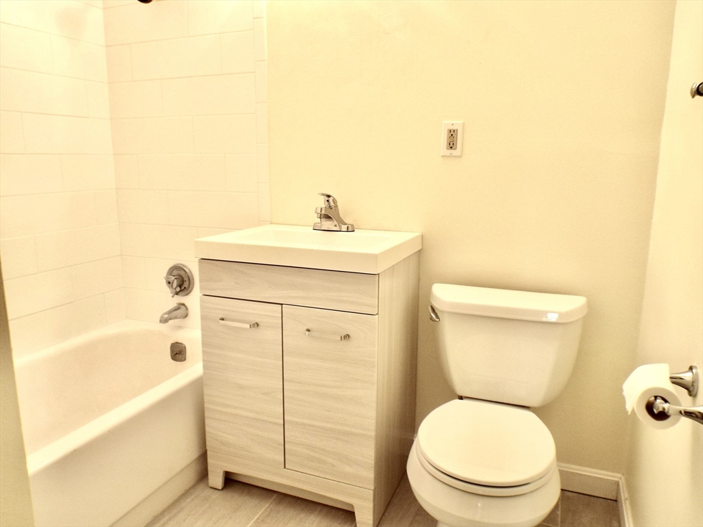 32 Juniper Street, Unit 98 Brookline, MA 02445 - Photo 10 of 17 a bathroom with a toilet a sink and bathtub