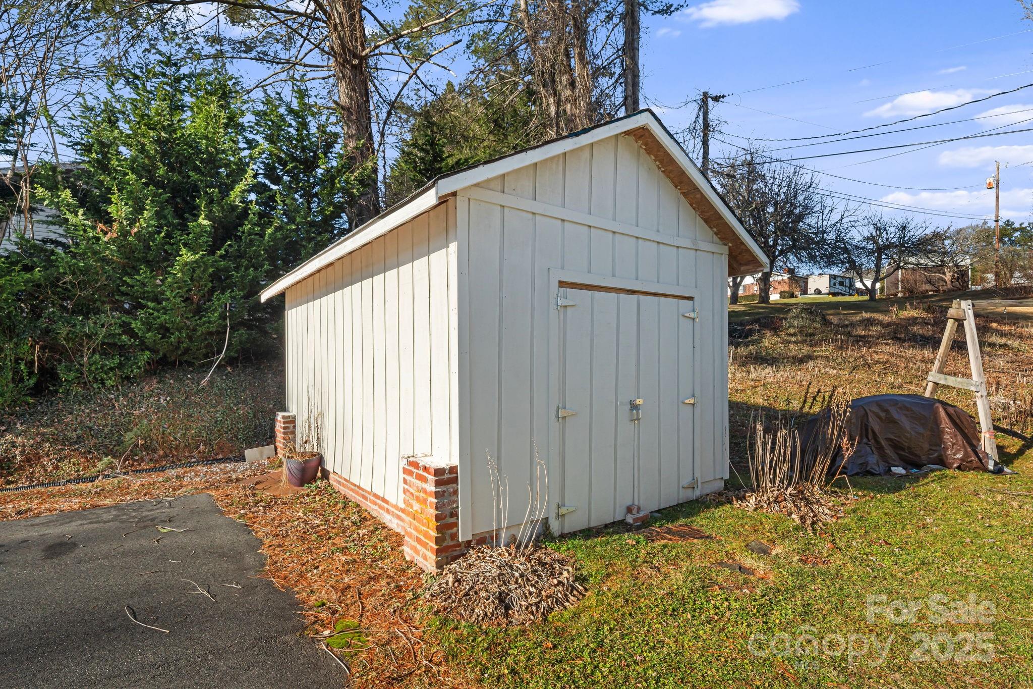 154 Harris Street Spruce Pine, NC 28777 - Photo 36 of 37 a view of backyard of house