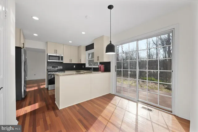 $999,000 | 7 Fallswood Court, Rockville, MD 20854