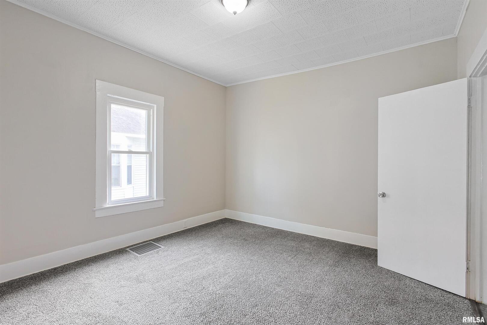 208 South 10th Street Herrin, IL 62948 - Photo 11 of 24 an empty room with a window